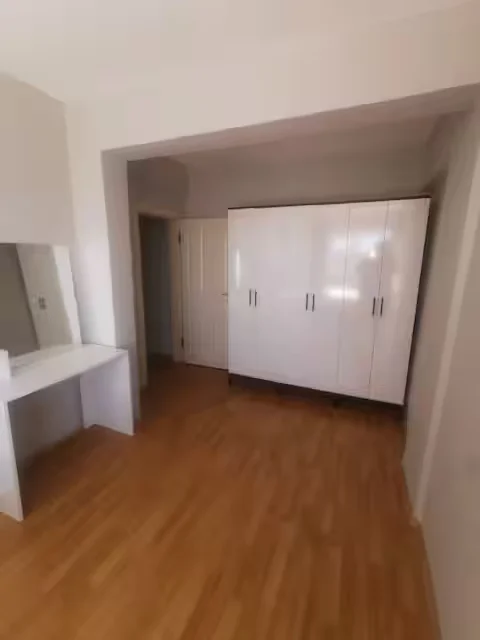 Beyaz gardıroplu yatak odası