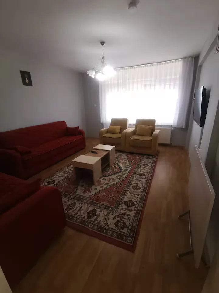 Kırmızı kanepeli oturma odası