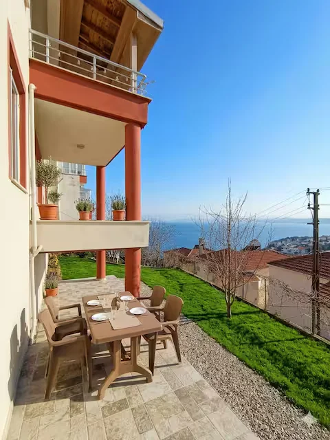 Terasta deniz manzaralı yemek alanı